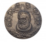 MEDALHA - CENTENÁRIO LUIZ DE CAMÕES - Medalha de bronze, comemorativa do Centenário de Luiz Camões, datada de 1980. Apresenta efígie de Camões ao centro juntamente com efígies de outras personalidades ao redor. Medida: 9cm de diâmetro. Recebeu textura dourada envelhecida.
