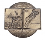 MEDALHA - QUARTO CENTENÁRIO DA MORTE DE LUIZ DE CAMÕES - Medalha de bronze, comemorativa do Quarto Centenário da Morte de Luiz Camões, datada de 1980. Apresenta Globo terrestre com livro ao centro representando o Poeta Imortal Camões e no reverso a cripta e efígie de Camões. Medida: 9,5cm de diâmetro. Recebeu textura dourada envelhecida.