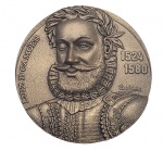 MEDALHA - OS LUSÍADAS - LUIZ DE CAMÕES - Medalha de bronze, comemorativa da icônica obra de Camões, Os Lusíadas. 1524-1580. Medida: 9cm de diâmetro. Recebeu textura dourada envelhecida.