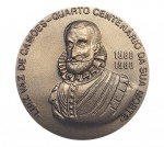 MEDALHA - QUARTO CENTENÁRIO DA MORTE DE LUIZ DE CAMÕES - Medalha de bronze, comemorativa do Quarto Centenário da Morte de Luiz Camões, datada de 1980. Medida: 9,5cm de diâmetro. Recebeu textura dourada envelhecida.