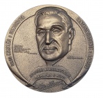 MEDALHA - DITADOR PORTUGUÊS ANTÔNIO DE OLIVEIRA SALAZAR - Medalha de bronze, comemorativa do ditador português Antônio de Oliveira Salazar, feita em resposta à decapitação da estátua de Salazar na sua terra natal Santa Comba Dão, ocorrida no período pós-Revolução dos Cravos. Medida: 9cm de diâmetro. Recebeu textura dourada envelhecida.