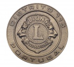 MEDALHA - LIONS INTERNATIONAL PORTUGAL - DISTRITO 115 - Antiga medalha de bronze, comemorativa do Distrito 115 da Lions em Portugal em Vila Nova de Gaia. Medida: 8cm de diâmetro. Recebeu textura em dourado envelhecido.