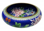 Centro de mesa em bronze, no formato arredondado e abaulado, decorado com coloridas volutas, padrões florais e borboletas através da técnica de cloisoneé; interior com o mesmo padrão decorativo. Medidas: 23 x 7 cm.