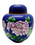 Potiche de formato ovalado, em bronze esmaltado através da técnica de cloisoneé, com coloridos motivos florais e vegetalistas sobre fundo azul cobalto; parte interna esmaltada na cor azul clara. Medidas: 25 x 19 cm.