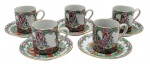 05 xícaras de café de temática oriental com seus respectivos pires, adornados com personagens em trajes tradicionais chineses, e motivos florais e vegetalistas; em porcelana multicolorida com filetes dourados. Fabricação chinesa. Medidas: 11 x 7 cm.