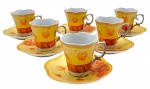 D.M. BRASIL - 06 xícaras de café com seus respectivos pires, com bordas onduladas e decorados com motivos florais em tons terrosos e detalhes em dourado. Em porcelana. Medidas: 10 x 6 cm.