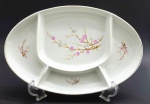 STEATITA PARANÁ - Petisqueira oval com quatro nichos, adornada com coloridos ramos de flores. Medidas: 37 x 24 cm. Filetes dourados desvanecidos.