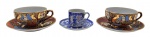 02 xícaras de chá e 01 xícara de café, de temática oriental e com seus respectivos pires; xícaras de chá em tons terrosos, no estilo satsuma e com gueixas no fundo; xícara de café em azul cobalto e dourado, adornada com gueixas num jardim. Em porcelana de fabricação japonesa. Medidas: 13 x 6 cm; 9 x 5 cm.