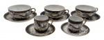 03 xícaras de chá e 02 xícaras de café, de temática oriental e com seus respectivos pires; xícaras no estilo satsuma adornadas com dragões e gueixas no fundo. Em porcelana casca de ovo; fabricação japonesa. Medidas: 13 x 6 cm; 10 x 6 cm. Uma das xícaras de café não possui imagem de gueixa no fundo.
