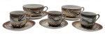 02 xícaras de chá e 03 xícaras de café, de temática oriental e com seus respectivos pires; xícaras no estilo satsuma adornadas com dragões e gueixas no fundo. Em porcelana casca de ovo; fabricação japonesa. Medidas: 13 x 6 cm; 10 x 6 cm. Duas xícaras e café com pires adaptados (coloração ligeiramente diferente do pires).