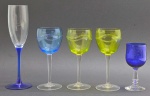 05 diferentes taças em cristal, com diferentes formatos e cores. Medidas: 23 x 7 cm; 12 x 5,5 cm.