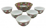 Conjunto com 01 bowl maior e 10 bowls menores de temática oriental, adornados com personagens em trajes tradicionais chineses, e motivos florais e vegetalistas; em porcelana multicolorida com filetes dourados. Fabricação chinesa. Medidas: 21 x 7 cm; 11 x 5 cm.