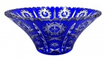 Vaso cônico em cristal double na cor azul cobalto, com borda serrilhada e lapidado com caneluras e elementos estelares. Medidas: 15 x 6 cm.