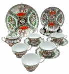 Parte de serviço de chá de temática oriental, composto por 13 itens, sendo: 01 açucareiro, 01 prato para bolo, 03 pratos de sobremesa, 05 xícaras de chá e 03 pires para xícaras de chá. Adornados com coloridos motivos florais, vegetalistas, detalhes em dourado e cenas por personagens em trajes típicos chineses. Em porcelana. Fabricados na China. Medidas: 26 cm (diâm.); 12 x 6 cm.