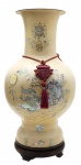 Deslumbrante vaso balaústre de temática oriental, em latão esmaltado na cor marfim; pescoço e galeria central ricamente adornados com apliques em madrepérola; possui cordão com pingente representando um talismã; sobre base circular de madeira. Medidas: 73 x 32 cm. Com ínfimos desgastes no esmaltado; base com ínfimos desgastes (arranhões).