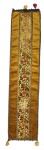 Antigo caminho de mesa em rico tecido brocado, com apliques de gorgurões, estampa floral e tassels. Medidas: 123 x 28 cm. Com desgastes e manchas; alguns tassels ausentes.