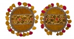 Par de antigos tapetes circulares de mesa, em rico tecido brocado, com apliques de gorgurões, estampa floral e tassels. Medidas: 40 cm (diâm.). Com desgastes; alguns tassels ausentes.
