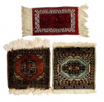 03 tapetes orientais de mesa, com diferentes padronagens e tamanhos. Medidas: 40 x 19 cm; 33 x 29 cm; 36 x 29 cm. Um dos tapetes com desgastes nas extremidades onde estão as franjas e nas laterais.