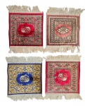 04 tapetes orientais de mesa, sendo dois com a mesma padronagem e fundo predominantemente vermelho; demais tapetes com fundos na cor salmão e azul marinho. Medidas: 42 x 33 cm. Um dos tapetes com ínfimos desgastes nas laterais.