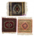 03 tapetes orientais de mesa, com diferentes padronagens e tamanhos. Medidas: 42 x 29 cm; 34 x 31 cm; 36 x 32 cm. Um dos tapetes com desgastes em uma das extremidades; um dos tapetes com desgastes nas franjas em uma das extremidades.