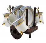 Conjunto com 06 xícaras de café com seus respectivos pires, em suporte de madeira representando um carro de boi; em porcelana decorada com padrões vegetalistas sobre faixas azul clara e azul marinho; xícaras com base trípode e detalhes em dourado. Medidas (conjunto): 27 x 17 cm.