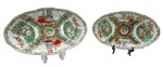 02 travessas ovais de diferentes tamanhos e com temática oriental; adornadas com padrões florais e vegetalistas, e cenas com personagens em trajes tradicionais chineses; em porcelana multicolorida com detalhes em dourado. Fabricação chinesa. Medidas: 32 x 20 cm; 29 x 17 cm.