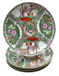 05 pratos rasos de temática oriental, adornados com padrões florais e vegetalistas, e cenas com personagens em trajes tradicionais chineses; em porcelana multicolorida com detalhes em dourado. Fabricação chinesa. Medidas: 25 cm (diâm.).