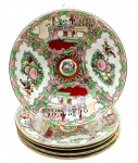 05 pratos fundos de temática oriental, adornados com padrões florais e vegetalistas, e cenas com personagens em trajes tradicionais chineses; em porcelana multicolorida com detalhes em dourado. Fabricação chinesa. Medidas: 23 cm (diâm.).