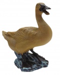 Escultura com a representação de um pato, em cerâmica com detalhes esmaltados policromados. Medidas: 25 x 22 x 12 cm.