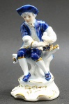 CDC HANDMADE ROKOKO 1720-80 - Bibelô com a representação de uma figura masculina em trajes de época; em porcelana com detalhes em azul cobalto e dourado. Medidas: 12 x 7 cm. Fabricado no Sri Lanka.