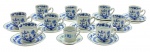 PORCELANA SCHMIDT / POLOVI GERMER - 10 xícaras de café e 12 pires para xícaras de café em porcelana Schmidt adornada com motivos florais em azul cobalto; e 01 xícara de café com seu respectivo pires, em porcelana Germer decorada com motivos florais em azul claro. Medidas: 10 x 6 cm; 8,5 x 5 cm.