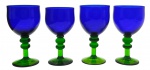 04 taças em vidro com copo na cor azul cobalto e pé em vidro na cor verde, sendo a haste adornada com dois anéis centrais. Tamanhos variados. Medidas: 17 x 9 cm; 16,5 x 8,5 cm.