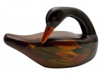 Escultura representando um pato selvagem, em madeira policromada e envernizada. Medidas: 30 x 18 cm. Ínfimos desgastes no acabamento.