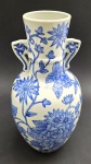 Belíssimo vaso balaústre de temática oriental e com pegas laterais; rica decoração floral e vegetalista em tons azuis. Em porcelana de fabricação chinesa. Medidas: 32 x 15 cm.