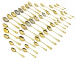 JAPAN CONTINENTAL STAINLESS / FOREVER STAINLESS STEEL JAPAN - Parte de faqueiro composto por: 12 colheres de chá, 17 colheres de sobremesa e 12 colheres de sopa, em aço inoxidável com douração; peças decoradas em relevo no cabo com padrões florais e vegetalistas. De diferentes marcas. Algumas peças com desgaste na douração.