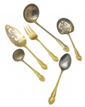FOREVER STAINLESS STEEL JAPAN - Parte de faqueiro composto por: 01 concha grande, 01 concha pequena, 01 colher de arroz, 01 pá para bolo, e 01 garfo e 01 colher para saladas, em aço inoxidável com douração; peças decoradas em relevo no cabo com padrões florais e vegetalistas. Algumas peças com desgaste na douração.