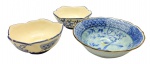 CERÂMICA LUIZ SALVADOR, ITAIPAVA - 02 bowls em cerâmica esmaltada adornados em azul cobalto com motivos florais, da manufatura Luiz Salvador; e 01 bowl de temática oriental em porcelana policromada com detalhes geométricos e um pássaro em sua galeria central (marca de manufatura não identificada no fundo). Medidas: 14 x 6 cm; 19 x 6 cm. Bowls da Cerâmica Luiz Salvador com bicados na borda.