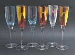 06 taças em cristal de diferentes cores, pé alto, e com diferentes tamanhos. Medidas: 25,5 x 7,5 cm; 25 x 7 cm.