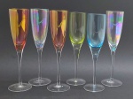 06 taças em cristal de diferentes cores, pé alto, e com diferentes tamanhos. Medidas: 25,5 x 7,5 cm; 25 x 7 cm.