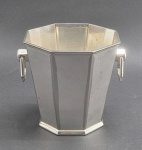 Balde para gelo em metal espessurado à prata, trabalhado no formato octogonal; com argolas laterais. Medidas: 18 x 15 cm.