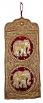 Belíssima tapeçaria artesanal indiana, com dois medalhões centrais representando elefantes; em tecido aveludado vermelho, ricamente bordado com pedras, miçangas, lantejoulas e fios dourados; topo com alça para pendurar na parede; forrada no verso em tecido preto. Medidas: 86 x 33 cm. Tecido do verso com ínfimos desgastes.