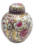 Potiche de temática oriental, no formato globular, decorado com coloridos motivos frutais, florais, vegetalistas e volutas. Em porcelana chinesa com detalhes em dourado. Medidas: 23 x 16 cm.