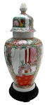 Urna de temática oriental, no formato balaústre; decorada com motivos florais, vegetalistas e cena com figuras masculinas e femininas em trajes tradicionais chineses. Em porcelana multicolorida com detalhes em dourado. Apoiada sobre suporte circular de madeira. Fabricação chinesa. Medidas: 39 x 15 cm.
