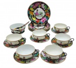 Conjunto de temática oriental com 06 xícaras de chá com seus respectivos pires, 05 pratos de sobremesa, e 01 bowl com pires e 01 colher para caldos/sopas; adornados com motivos florais e vegetalistas e cena com figura feminina em trajes típicos chineses. Em porcelana policromada; fabricação chinesa. Medidas: 18 cm (diâm.); 12 x 5 cm. Filetes dourados ligeiramente desvanecidos em algumas peças.