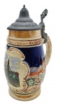 TANKARD - Tankard, caneca de chopp/cerveja, com tampa em metal; em cerâmica esmaltada e em relevo, no estilo tradicional alemão, com rica policromia retratando pontos turísticos alemães. Medidas: 17 x 11 cm.