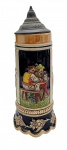 TANKARD - Caneca alemã de chopp/cerveja com caixa de música acoplada; em cerâmica esmaltada policromada, adornada em sua galeria central no estilo tradicional alemão. Tampa em metal. Medidas: 22 x 12 cm. Caixa de música inoperante.