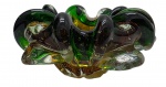 MURANO - Cinzeiro circular com borda orgânica, em vidro em tons âmbar e verde. Medidas: 15 x 7 cm. Com bicados e trincados.