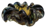 MURANO - Cinzeiro circular com borda orgânica, em vidro em tons âmbar e azul. Medidas: 15 x 7 cm. Com ínfimos bicados e arranhões.