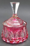 Belíssimo potiche em cristal double rosa; pega da tampa cônica e multifacetada; corpo lapidado com elementos ovais. Medidas: 14 x 10 cm.