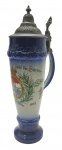TANKARD - Caneca alemã de chopp/cerveja, com tampa em metal; de formato alongado, em cerâmica esmaltada policromada e em relevo; estampada com um brasão em sua galeria central. Medidas: 31 x 15 cm.